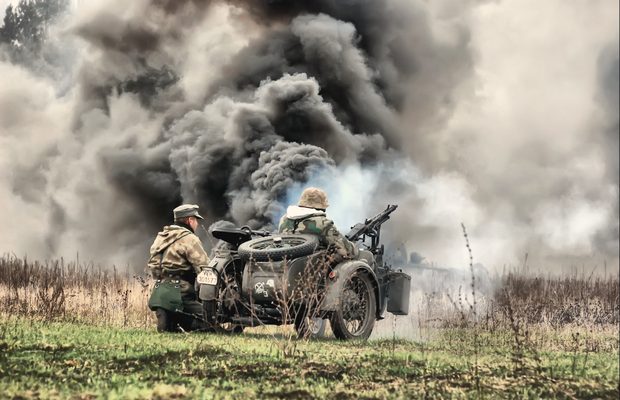 Żołnierze w walce — ilustracja historyczna