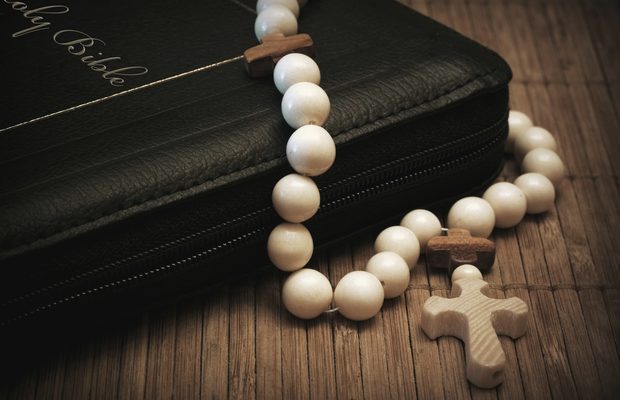 Pismo Święte i krzyż — symbol religijny