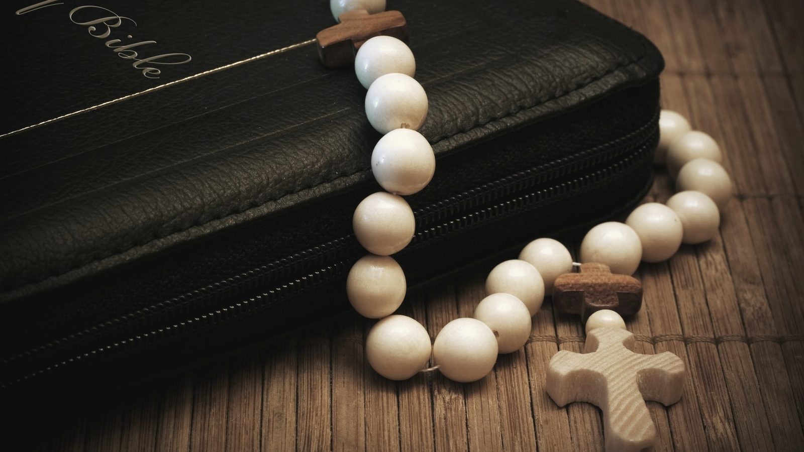 Pismo Święte i krzyż — symbol religijny