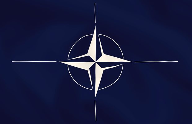 Flaga NATO na wietrze