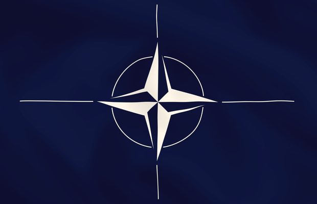 Flaga NATO — fotografia symboliczna