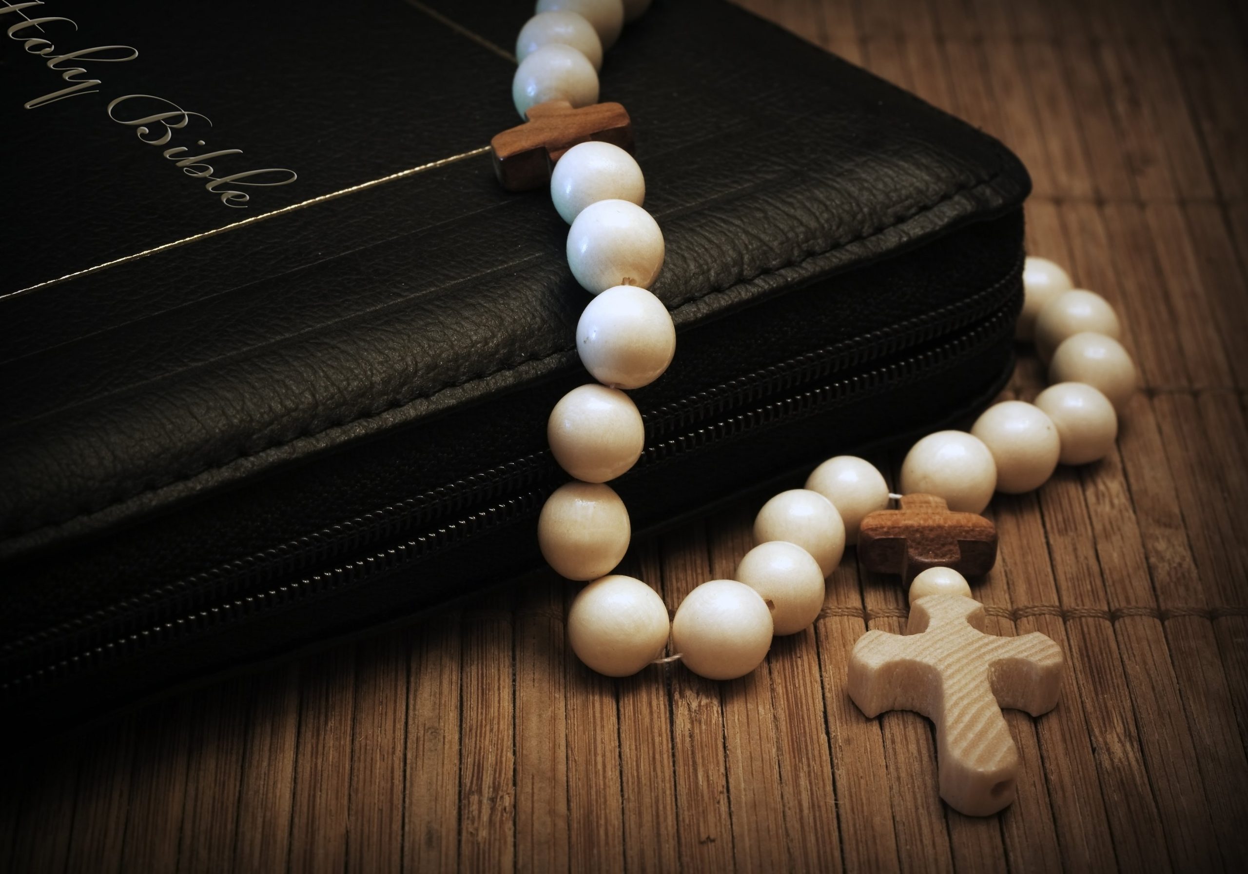 Pismo Święte i krzyż — symbol religijny